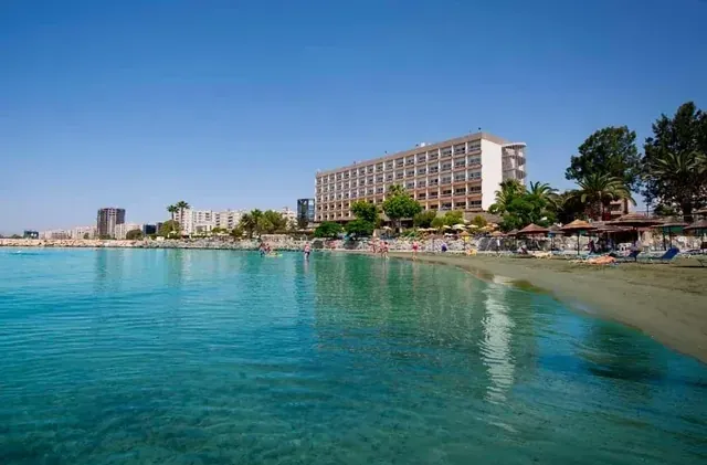 Crowne Plaza Limassol – Quick Spa By The Sea - Image 2