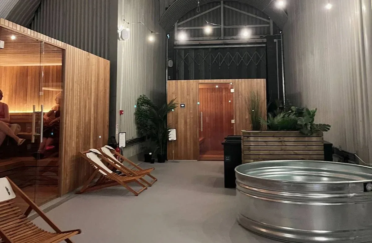 Kontrast, Manchester