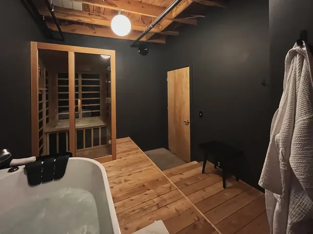 Holiday Salon & Bathhouse