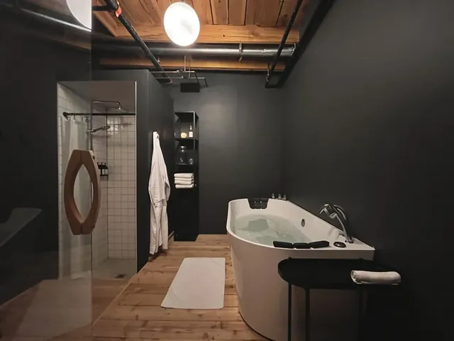 Holiday Salon & Bathhouse - Image 2