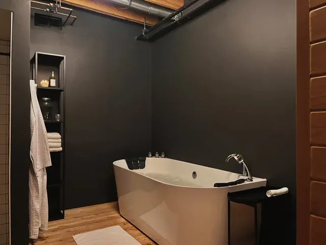 Holiday Salon & Bathhouse - Image 3