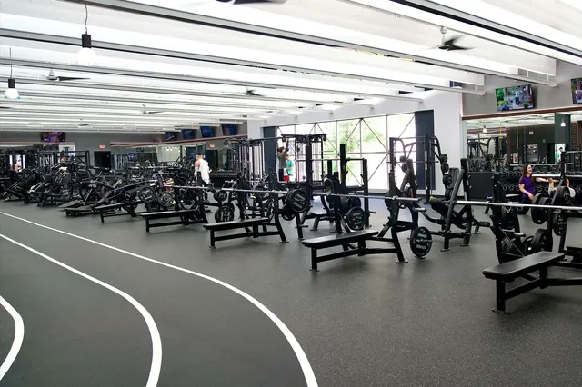 Genesis Health Clubs 132nd & Center - Image 3