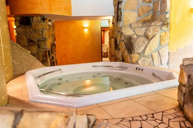 Hotel Velveta Private Steam Sauna - Image 2