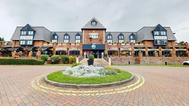 Village Hotel Manchester Cheadle - Image 2