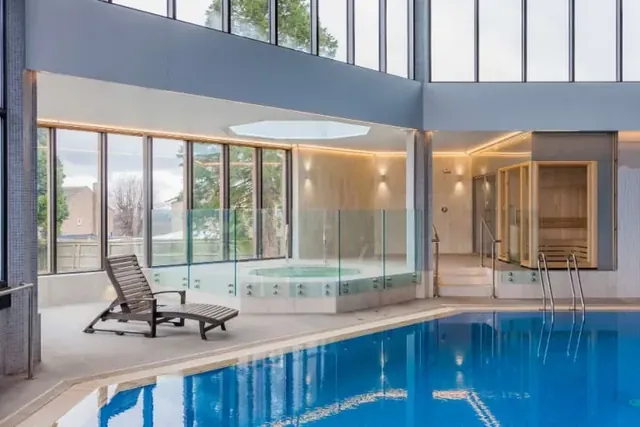 Blunsdon House Hotel Pool & Spa