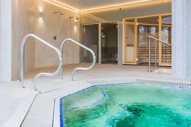 Blunsdon House Hotel Pool & Spa - Image 2